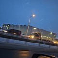 ВИДЕО | Автомобиль перелетел через крышу в результате трехстороннего ДТП на трассе Таллинн-Нарва