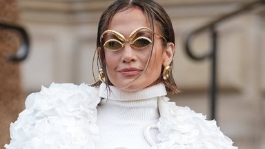 ФОТО | Невероятно красиво! Дженнифер Лопес появилась на Неделе моды в Париже в пальто из настоящих лепестков роз