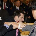 VIDEOD ja FOTOD: Korea rahvuslane lõi USA suursaadikut Soulis noaga näkku