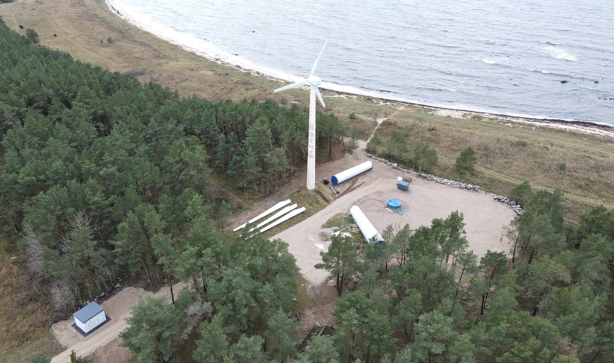 Praeguseks on uue tuuliku torni osad ja labad Hiiumaalt Saaremaale viidud ning Tahkuna tuuliku kinnistu on läinud uue omaniku kätte. Vana tuulik lammutatakse kuue kuu jooksul.