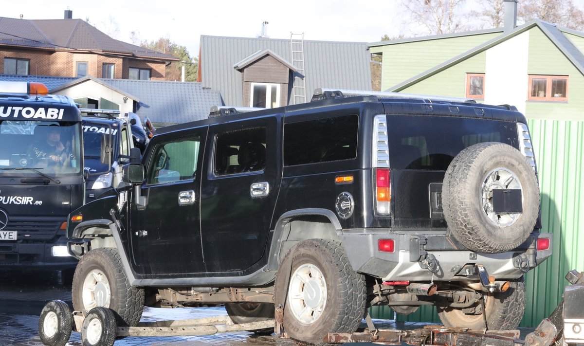 Järjekordne auto, mille politseinikud täna Tallinna Linnatranspordi AS-i endise garaažide asejuhataja Jaanus Vingi kodust konfiskeerisid
