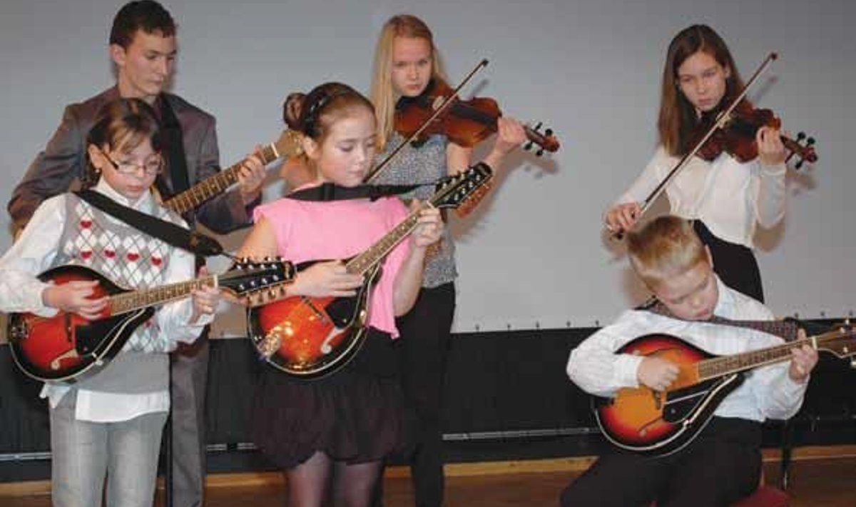 Noored muusikud esinemishoos Tapa kultuurikojas. Foto Tiina Paas