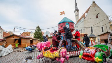 FOTOD | Tallinnas alustati jõuluturu ehitust, turg avatakse reedel