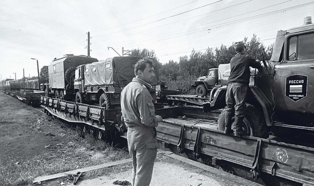 Vene vägede lahkumine  Eestist  1994. aasta augustis.  Pildil  sõjatehnika  rongile­laadimine Kloogal.