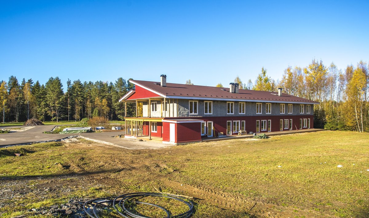 Tasakaalukodu Kuusalu vallas Kolga külas. Kõik majad on tehtud roost ja savist ning paistavad silma keskkonnasõbralikkusega.