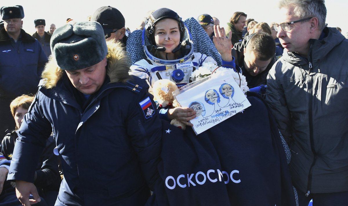 MAA PEAL TAGASI Julia ja teised mängufilmi "Väljakutse" tegemiseks kosmoses käinud kartmatud maandusid 17. oktoobril Kasahstani stepis.