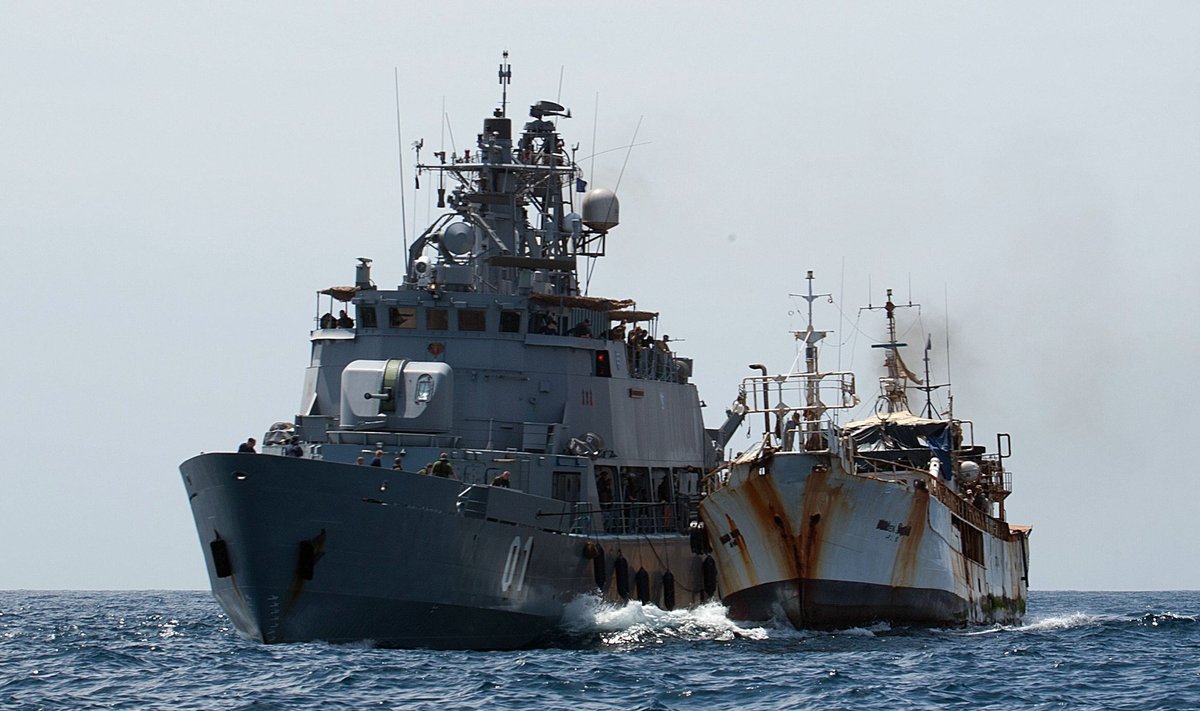 Pohjanmaa (vasakul) Somaalia vetes piraatidevastasel missioonil