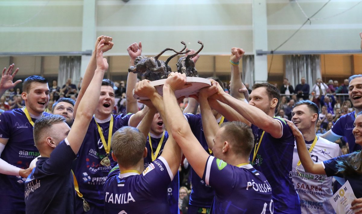 Käes! Saaremaa meeskond sai pärast finaalivõitu pea kohale tõsta Credit24 Balti liiga lõvitrofee.