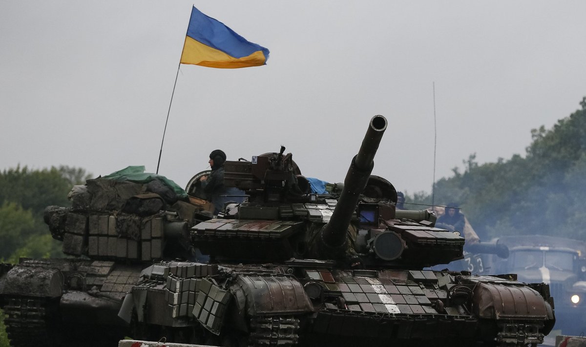 Ukrainian tanks are seen near the city of Slaviansk