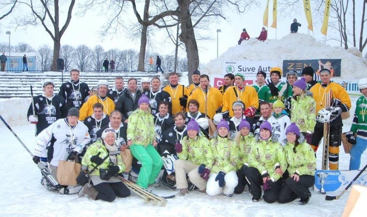 Kollases-rohelises vormis võitjameeskond Pärnu, mustas teise koha omanikud Tartu Rock Hokiklubist, kirjutes jopedes Jääfestivali korraldajad.