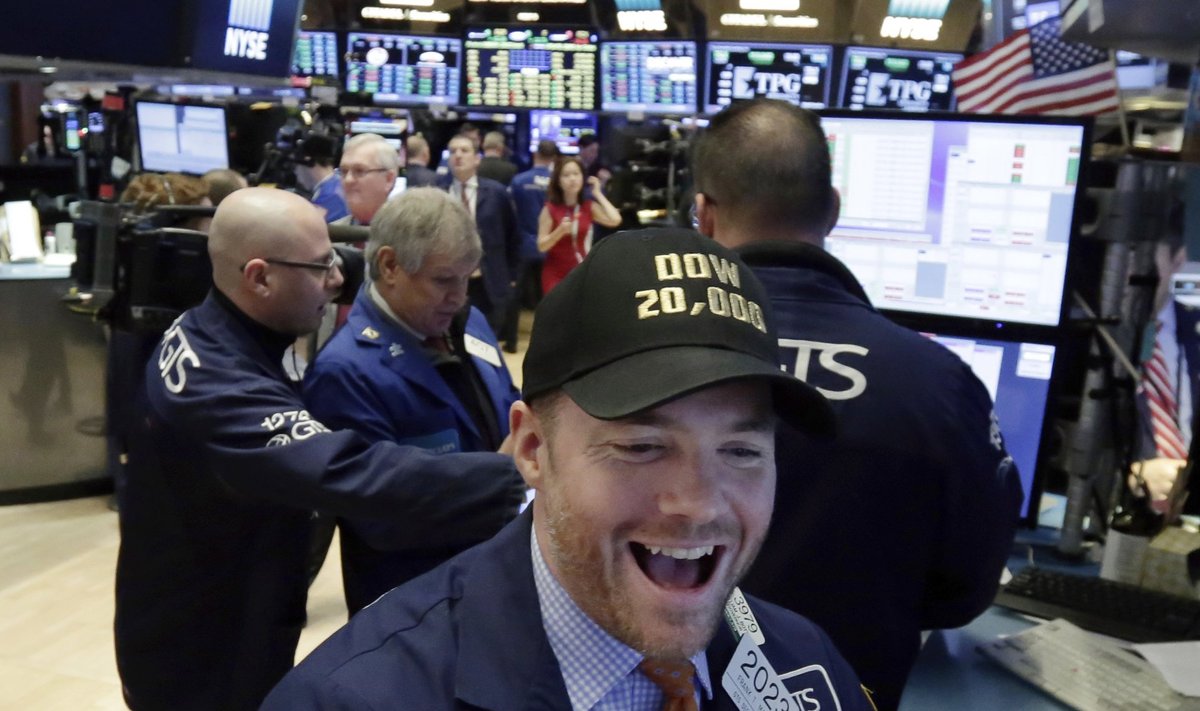 Börsikaupleja Frank Masiello hõiskab rõõmust, sest Dow Jones on ületanud ajaloolise 20 000 punkti piiri.