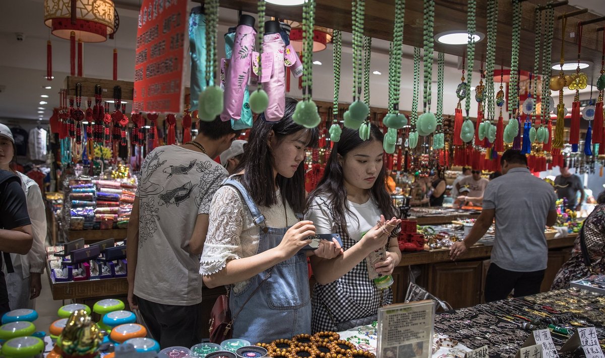 Hiinlased Pekingis Wangfujingi kaubandusala külastamas.