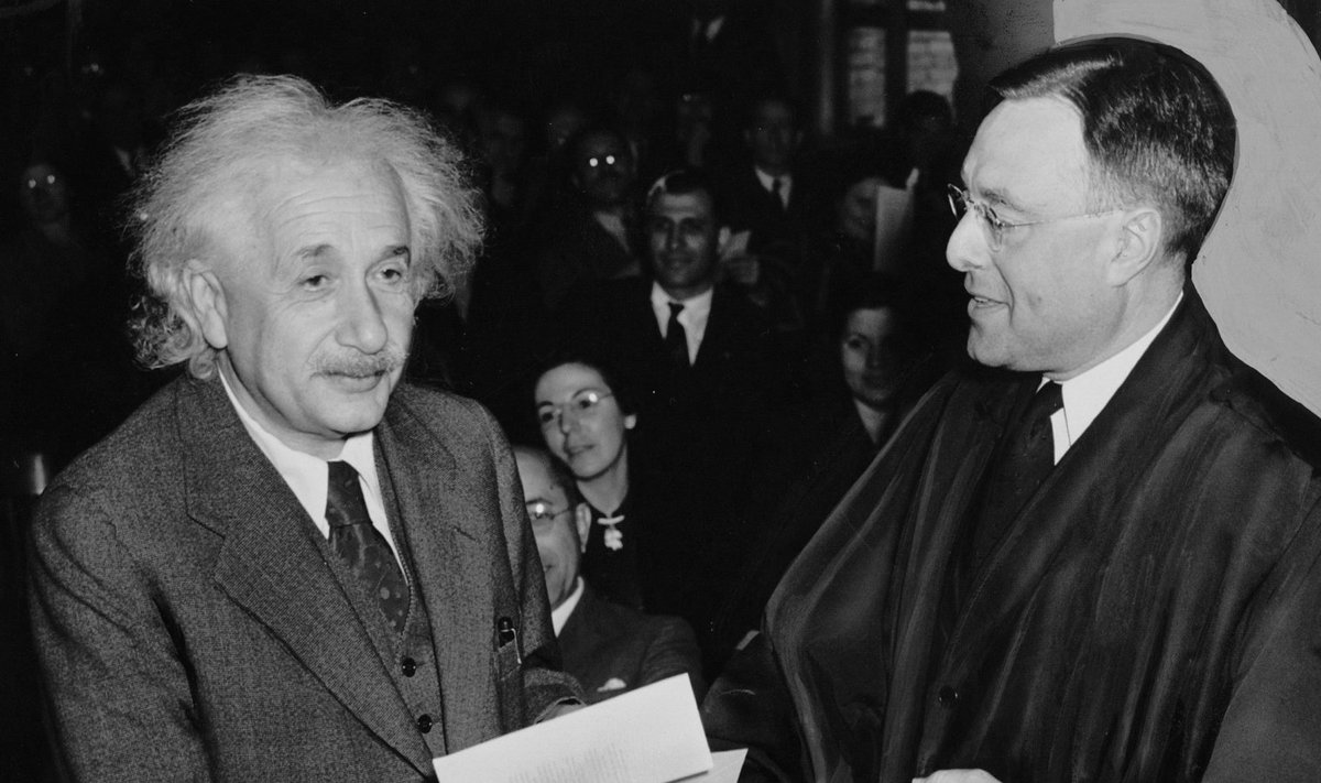 Albert Einstein (vasakul) saab kohtunikult USA kodakondsuse tunnistuse