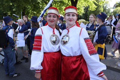 Kel on olemas uhked suured sõled, siis need pannakse pidupäeval ikka rinda