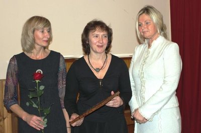 Pühalepa Naistekoja esindus: vasakult Riina Pere, Ille Kivistu ja Riina Lilleõis