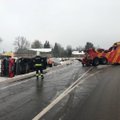 VIDEO JA FOTOD | Põltsamaa lähedal sõitis suure libeduse tõttu kraavi Viljandi komando päästeauto