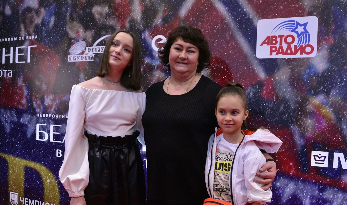 Елена Вяльбе с дочерями Полиной и Ангелиной