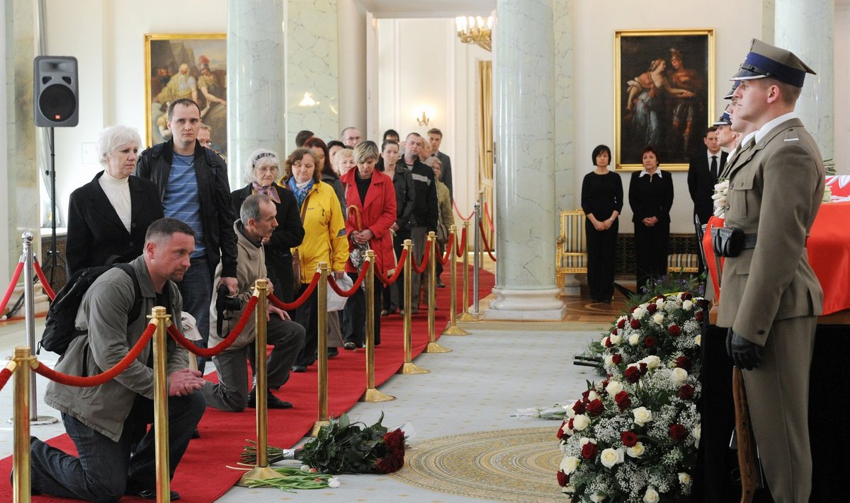 Inimesed jätavad hüvasti president Lech Kaczynski ja abikaasa Ma