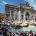 ВИДЕО | В Риме туристка залезла в знаменитый фонтан Треви, чтобы набрать воды 