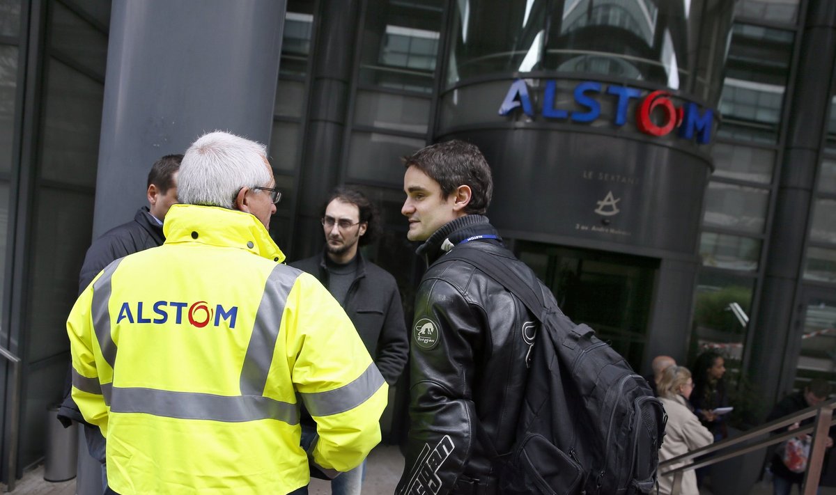 Alstomi töötajad firma peakontori ees.
