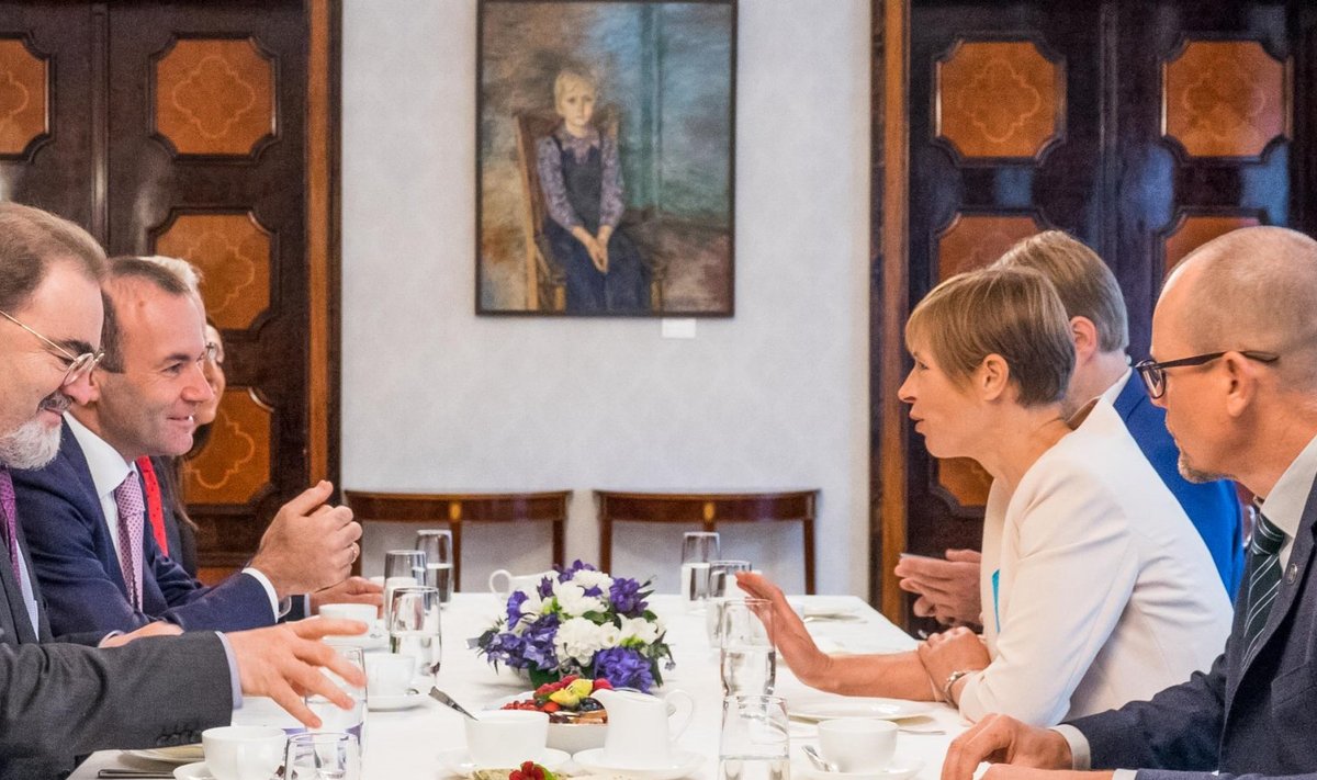 Kersti Kaljulaid vestlemas Manfred Weberiga