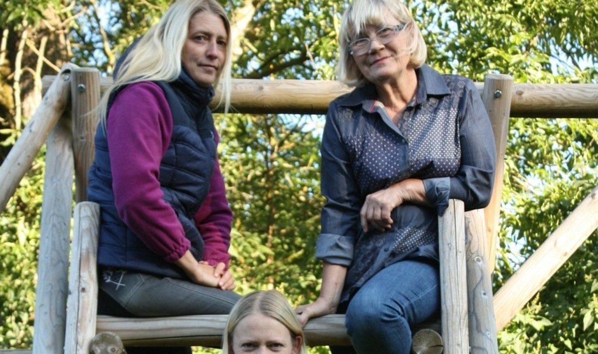 Ühe katuse all elavad Külli (paremal) koos tütarde Ingridi (vasakul) ja Terjega. Neis kõigis on säilinud piisavalt last ja mängulisust.