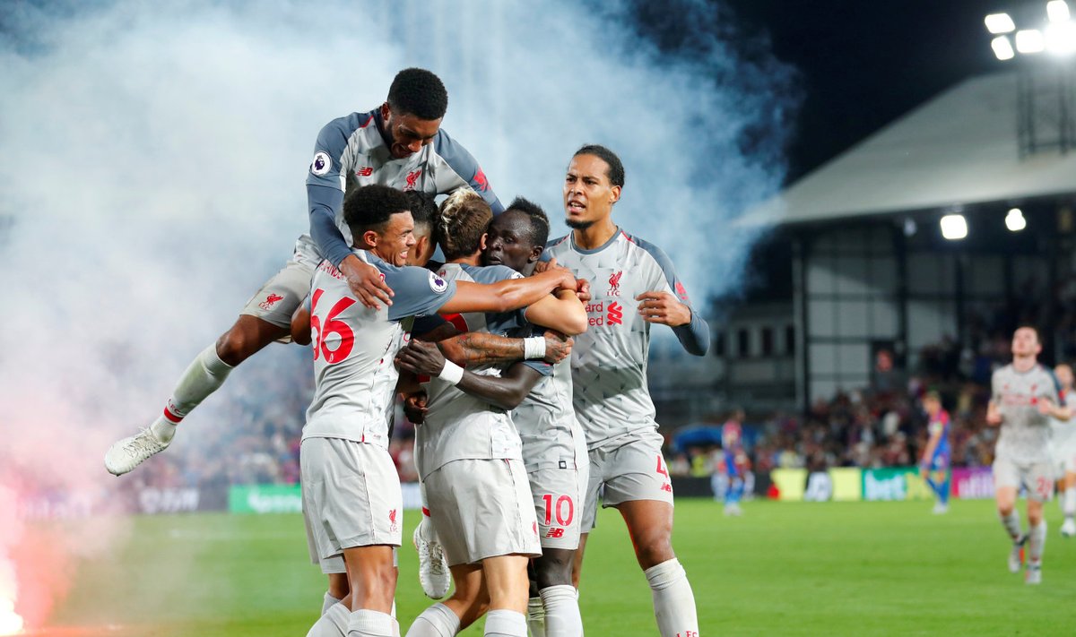 Liverpooli mängijad väravat tähistamas Crystal Palace'i vastu