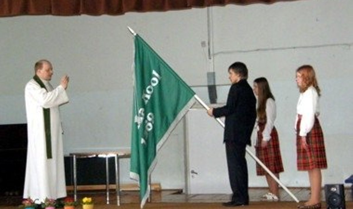 Hetk lipu õnnistamiselt. Tanel Ots (vasakult) ning õpilased Janno Oidekivi, Liis Järve ja Merilin Murulaid.