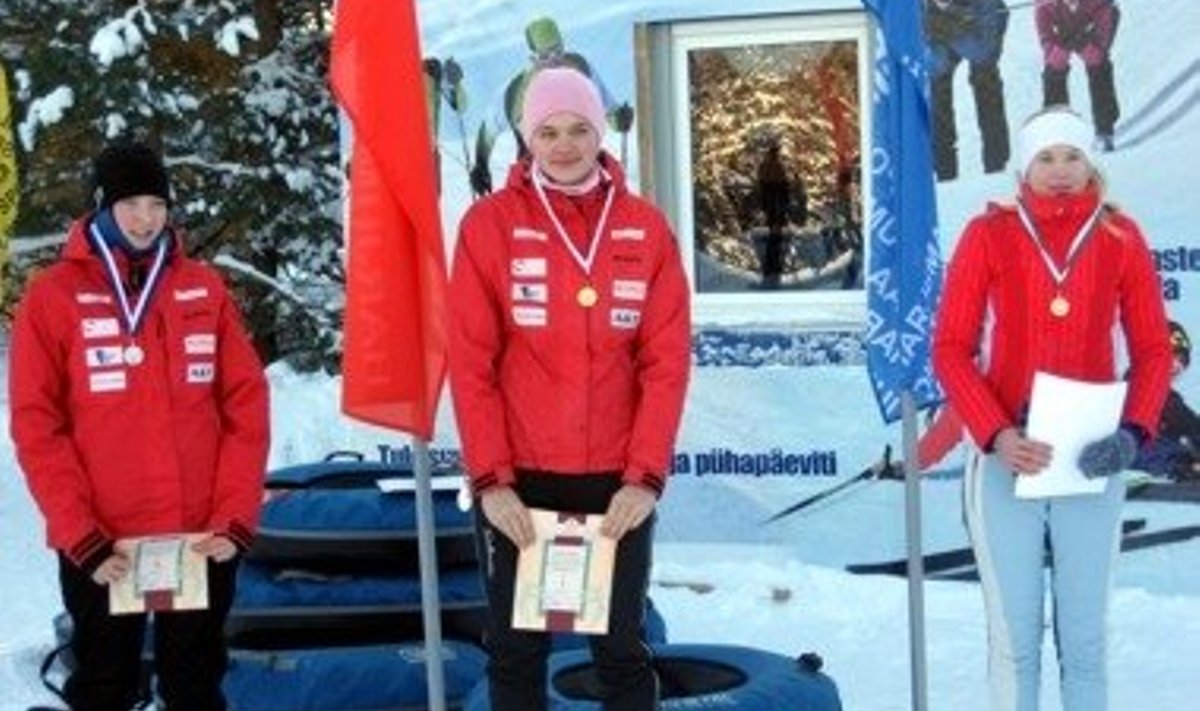 Harjumaa 2012. aasta meistriks N16 vanuseklassis tuli Aegviidus tubli sõidu teinud Susan Külm (keskel).