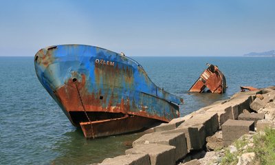 <a href="https://de.wikipedia.org/wiki/Datei:Shipwreck_Batumi_Georgia_R_Bartz.jpg">Richard Bartz on Wikipedia</a>