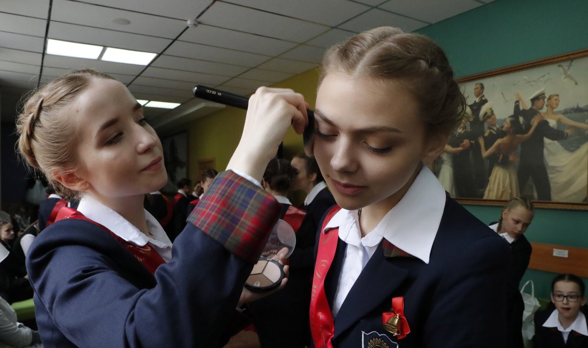 Kaitseministeeriumi Moskvas tegutseva tütarlaste internaatkooli lõpetajad 2019. aasta kevadel. Samal sügisel avas Peterburis uksed harukool. Mõlema õppeasutuse eesmärk on lasta neidude naiselikel väärtustel õide puhkeda.