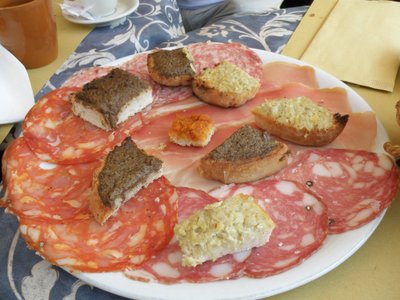 Lihtne saiaamps või vorstiviil on Toscanastiilis eelroana igati omal kohal. Katteks sobivad köögiviljadest valmistatud määrded.