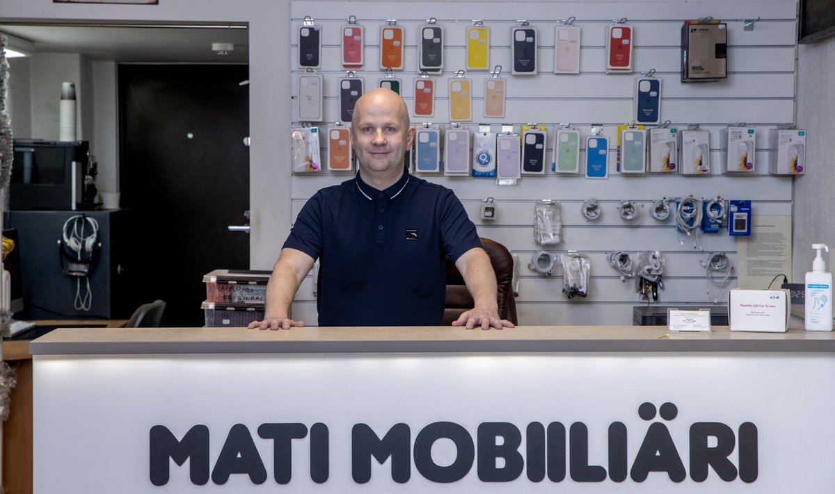 20 AASTAT SAMAS KOHAS: Mati on Estonia puiesteel mobiile parandanud väga kaua. Ka kunagiste klientide lapsed on tee temani leidnud.