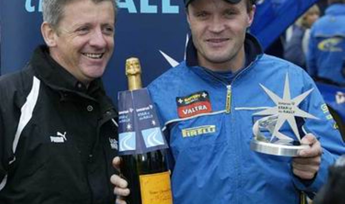 Tommi Mäkinen ja Nicky Grist Suurbritannia ralli Inmarsati rallistaari auhinna üleandmisel
