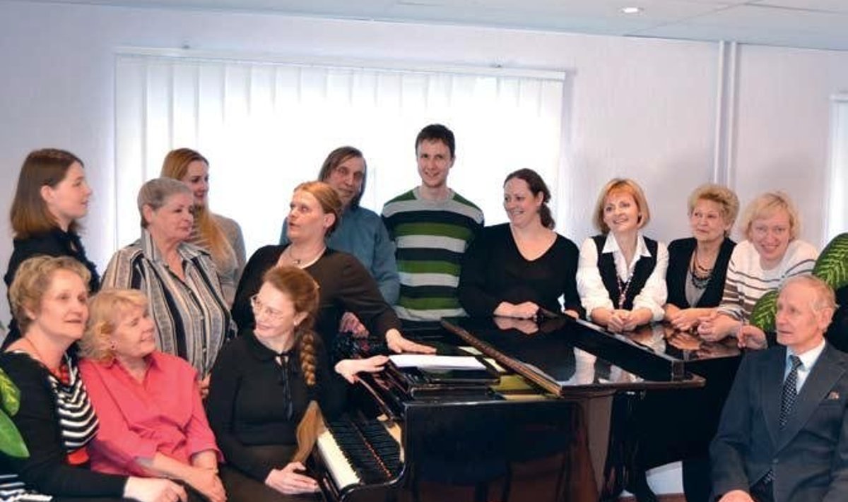 Enamik Rapla Muusikakooli õpetajaid on saadud seekord ühele pildile. Märts 2012. Foto: Rapla Muusikakool