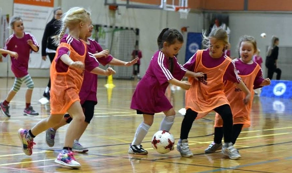 Tüdrukud said märtsis lustida jalgpallifestivalil Viljandis