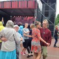 PÄEVAPILT | Vaatamata vihmale võeti Viljandi folgil tants üles