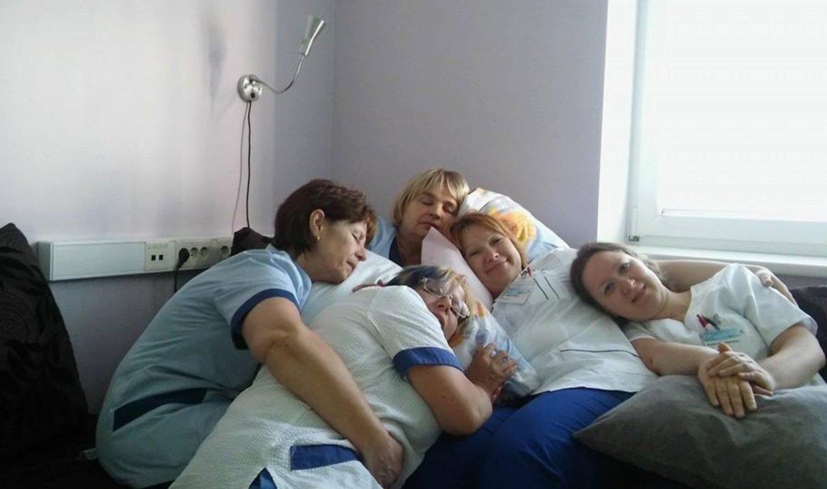 Eesti tervishoiutöötajad postitasid eile Facebooki kümneid fotosid tööl „magamisest”. Iroonilise aktsiooni eesmärk oli rõhutada asjaolu, et nende töö on tegelikult liigagi koormav ja pingeline.