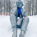 ФОТО | Ко Дню независимости многие памятники в центре Таллинна украсили сине-черно-белыми шарфами