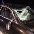 FOTOD: Tartu maanteel toimus avarii, üks auto rullus üle katuse