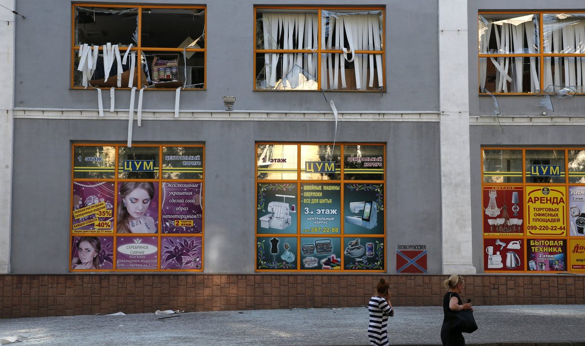 Paljud ärid on Donetskis uksed sulgenud – ka pildil olev kaubanduskeskus, mille teisel korrusel on toimunud plahvatus.