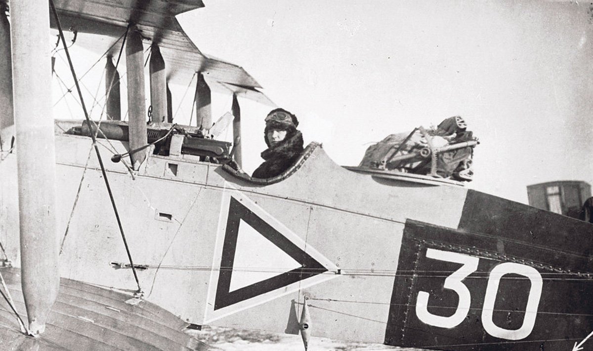 7. veebruaril 1920 Lasnamäel –  esimese postilennu piloot  sõjaväelendur Nikolai Veelmann  on stardiks Helsingisse valmis.