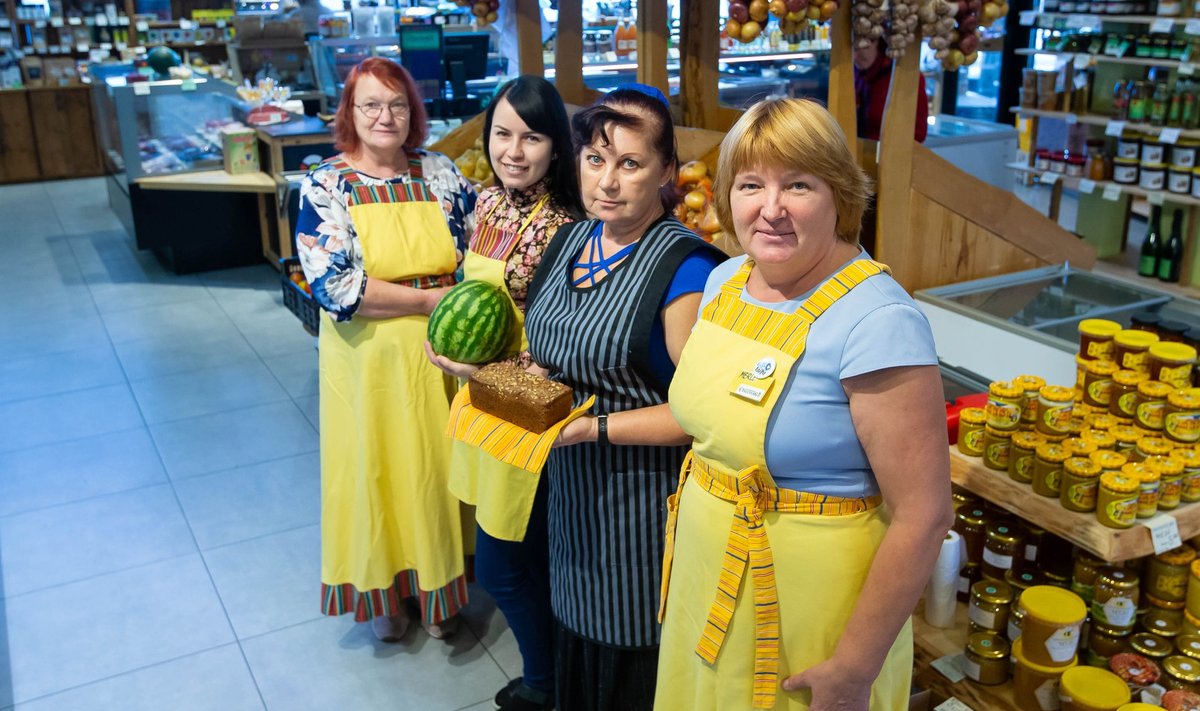Irja Saarkivi, Sandra Lett, Anne Sammel ja Merle Vall oskavad ostjatele Taluturu igast tootest lähemalt rääkida. Kohapeal küpsetatakse leiba ja ka arbuusid on eestimaised.