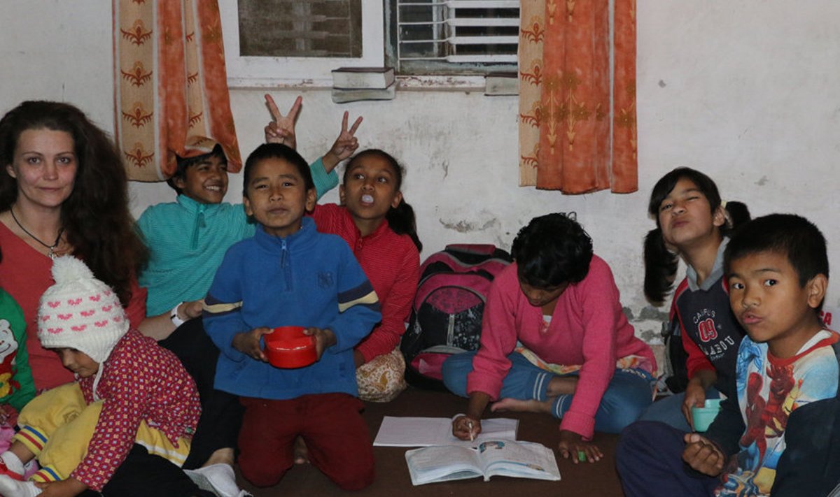 Praegu viibib Alice Nepalis ühes peres, kuhu on lapsendatud 13 orbu, ta õpetab neile inglise keelt.  