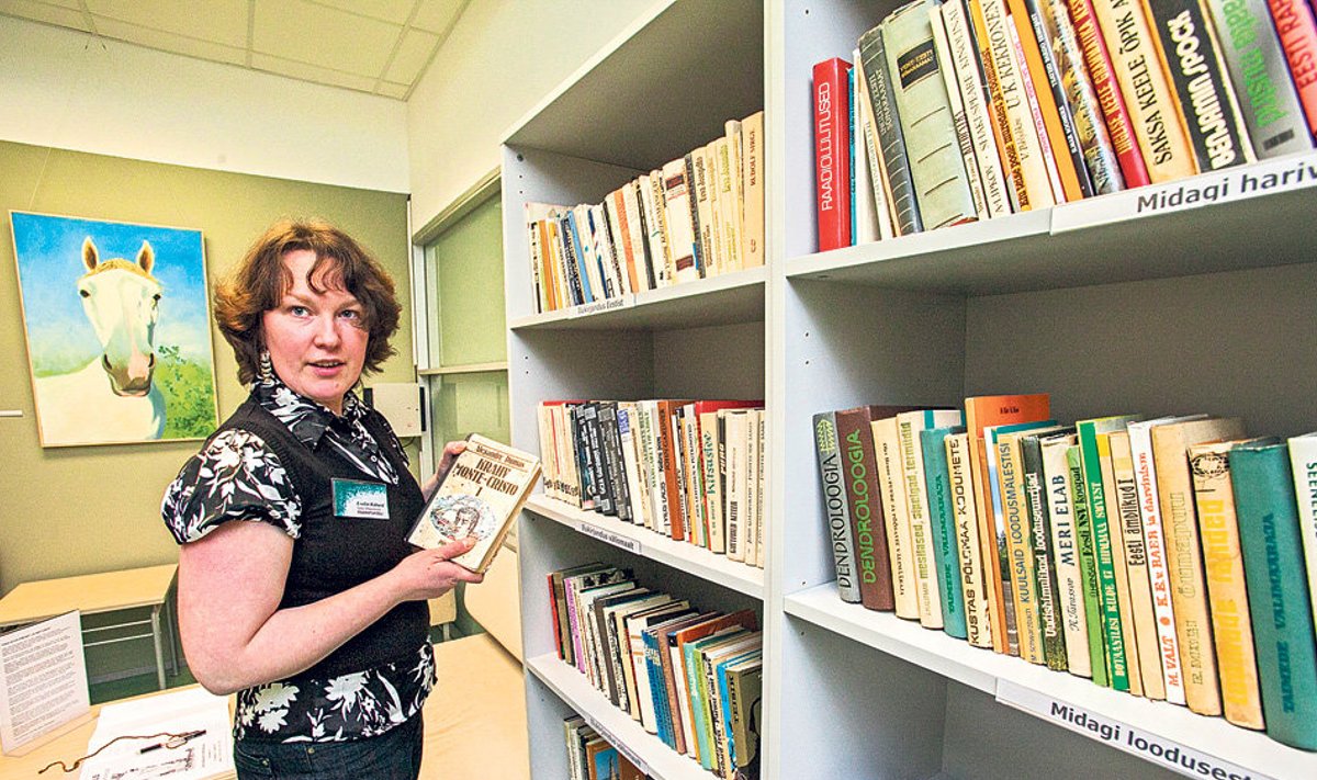 Raamatukogu töötaja Evelin Kübard vaatab, palju raamatuid väravaraamatukogus juba on.