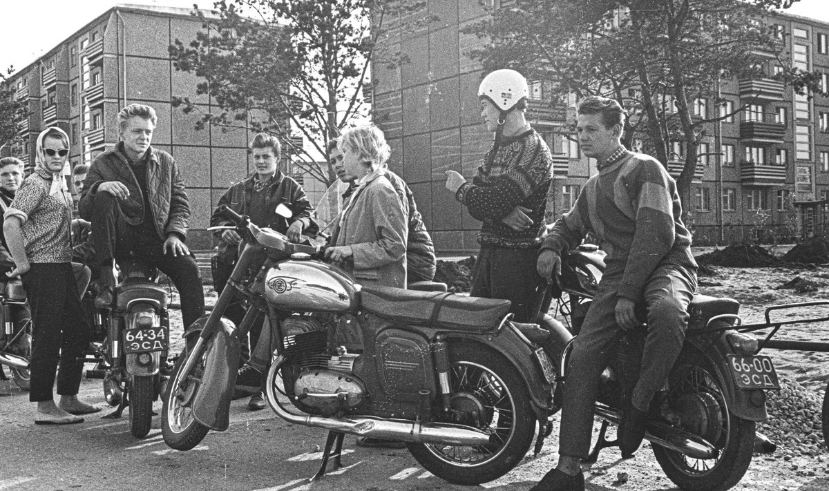 Uue aja noored Tallinnas Mustamäel. 1964.
