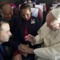 ARMSAD FOTOD | Paavst Franciscus laulatas paari otse lennuki pardal
