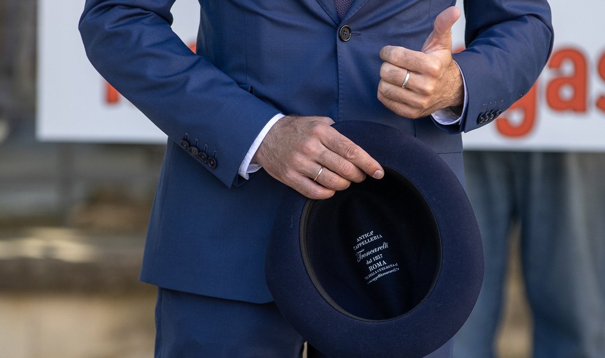 Мартин Хельме прикрывает шляпой разлад в партии