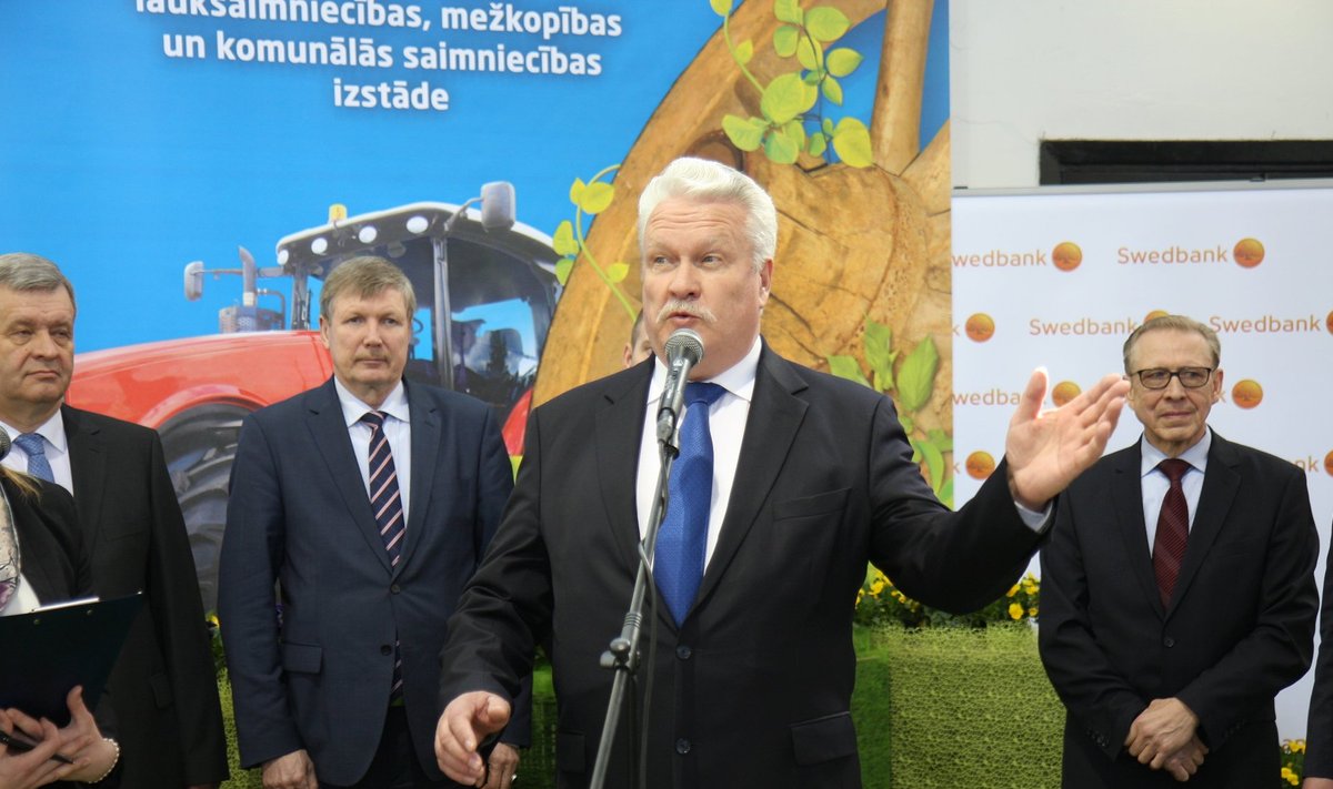 Läti põllumajandusminister Jānis Dūklavs (esiplaanil) kohtus salaja kõrge Vene ametiisikuga ja pidas nõukaaegsel kombel jahti.