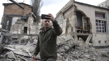 DELFI UKRAINAS | Kiievi linnapea Vitali Klõtško näitab purustatud kunstiakadeemiat. „See on terrorism.“ 